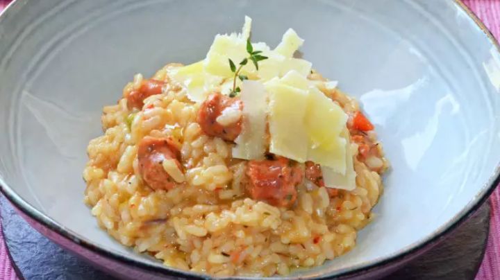 ¿No sabes qué hacer de comer? Receta italiana de risotto con salchichas