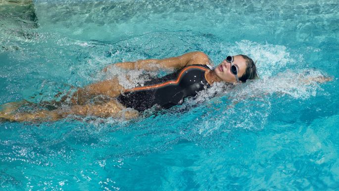 Practicar natación en agua fría marca la diferencia; estos son los beneficios