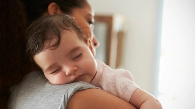 Dormir temprano a tu bebé sería la clave para que descanse toda la noche