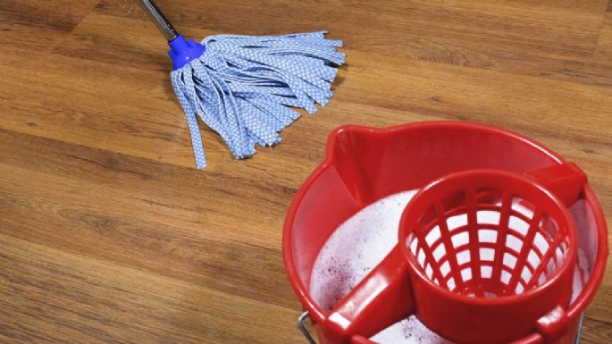 ¿El suelo huele a huevo? Desaparece el desagradable olor con estos trucos de limpieza