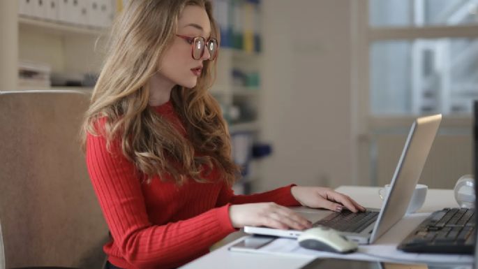 Si trabajas sentada 8 horas, entérate de cómo reducir el desgaste a tu salud