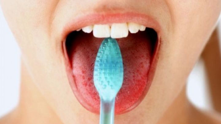 Así es cómo debes lavar tu lengua para evitar el mal aliento y cuidar tu salud