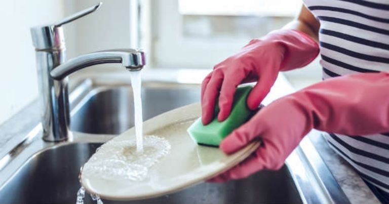 Aprende a desinfectar tu esponja para trastes 