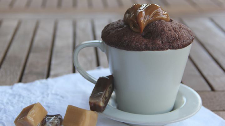 Disfruta de un desayuno rápido y sencillo con este delicioso mug cake de dulce de leche