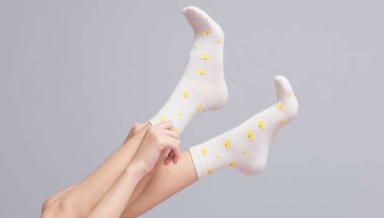 Quítate los zapatos: Estos son los beneficios de andar descalza en casa