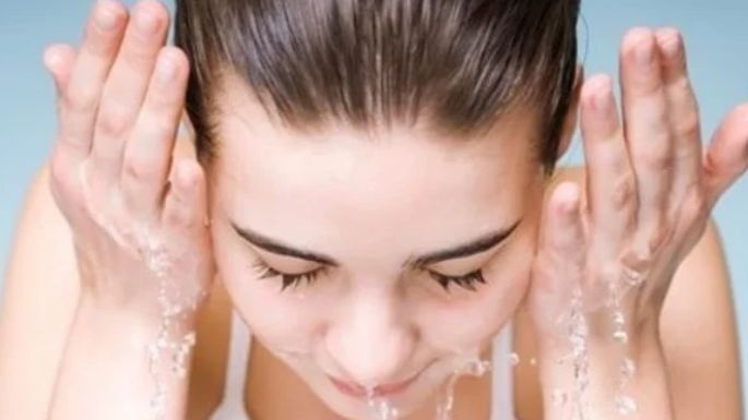 Limpia tu rostro con agua fría al despertar; estos son los beneficios que puedes obtener