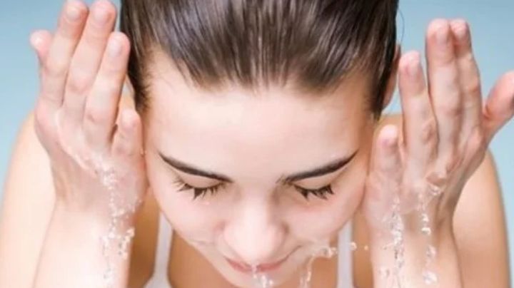 Limpia tu rostro con agua fría al despertar; estos son los beneficios que puedes obtener