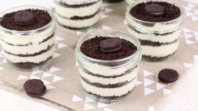 Disfruta de un fresco tiramisú de galleta de chocolate y queso; esta es la receta