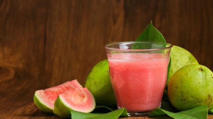 Haz una refrescante y deliciosa agua de plátano con guayaba