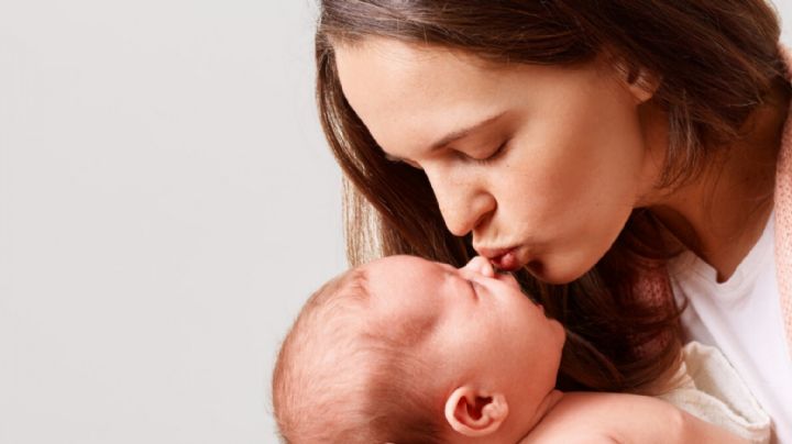 No lo hagas: Estas son las graves consecuencias de besar a un bebé recién nacido
