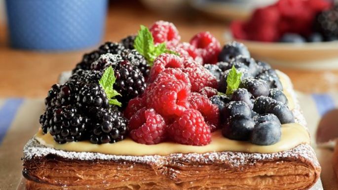 Un postre exquisito: Prepara hojaldre relleno de crema pastelera y fruta