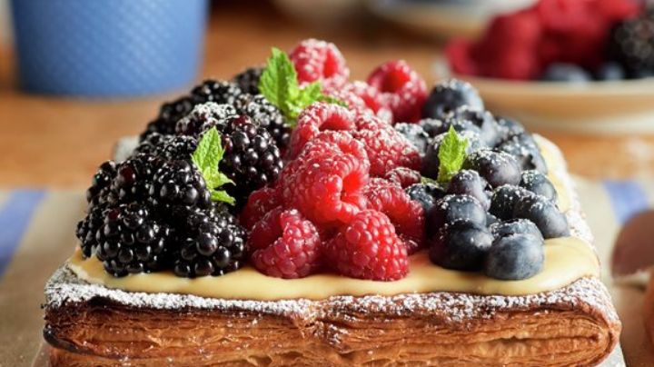 Un postre exquisito: Prepara hojaldre relleno de crema pastelera y fruta