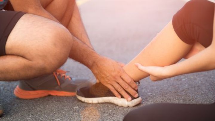 Evita lesiones en rodillas y tobillos durante una carrera; sigue estas medidas de cuidado