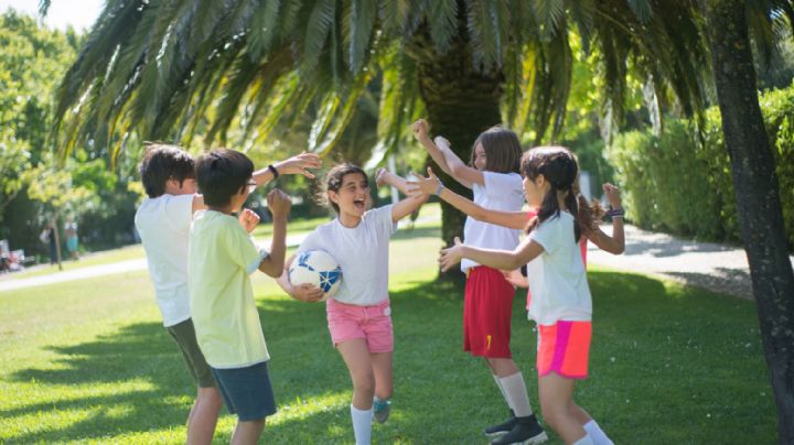 Dejar que tus hijos jueguen en el parque todos los días podría ayudar a mejorar su visión