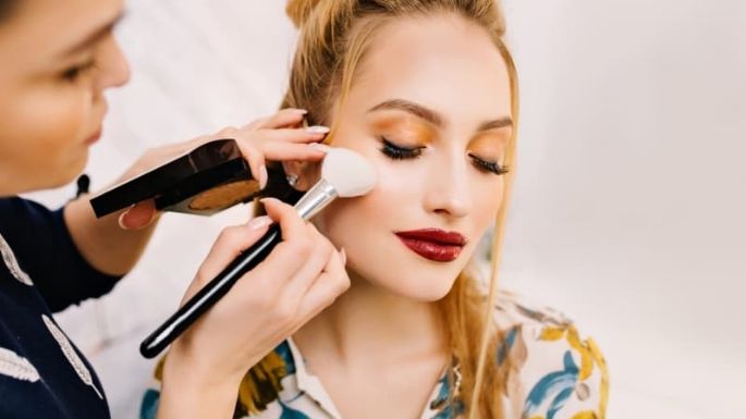 'Strobing': Así es como puedes reproducir la técnica de maquillaje que iluminará tu rostro