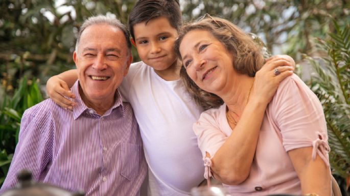 Abuelos tóxicos: Cómo evitar que tus padres se metan en la crianza de tus hijos