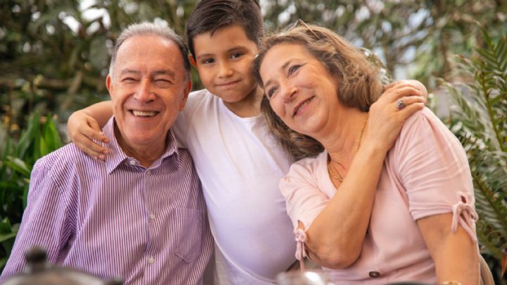 Abuelos tóxicos: Cómo evitar que tus padres se metan en la crianza de tus hijos