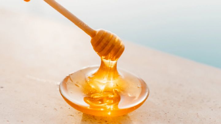 ¿Tienes el cabello seco? Hidrata tu melena desde la raíz con esta mascarilla de miel