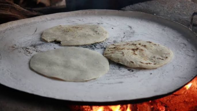 Así es cómo las expertas cura su comal para evitar que las tortillas de la comida se peguen