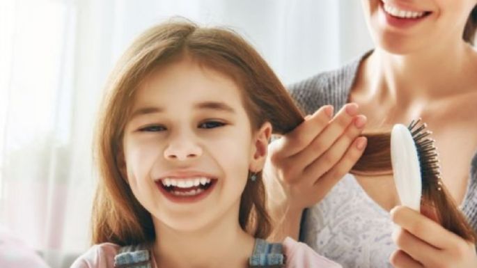 Sin llantos, ni estirones: Así debes de desenredar el cabello de tu hija para peinarla