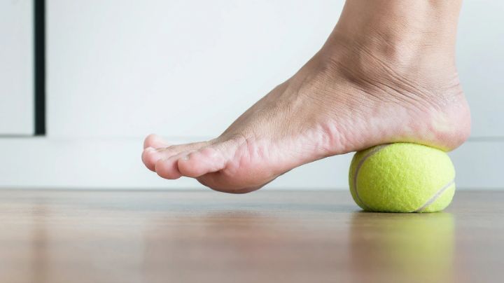 Date un relajante masaje en el arco del pie con una pelota; te decimos cómo