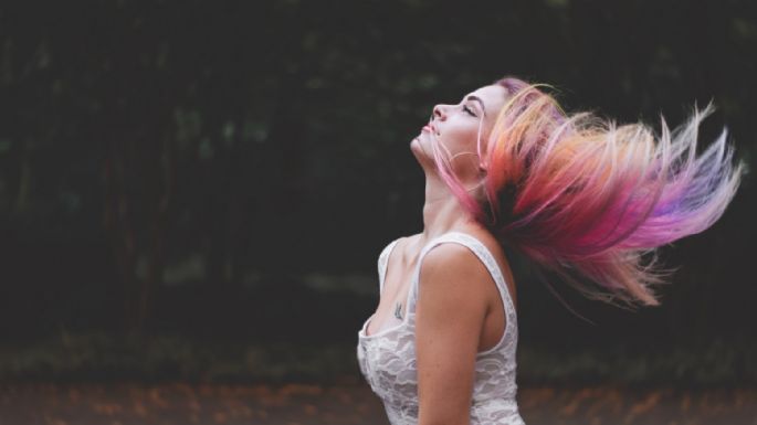 Luce  bella  gracias a los tintes para cabello que de  moda durante los primeros meses del 2023