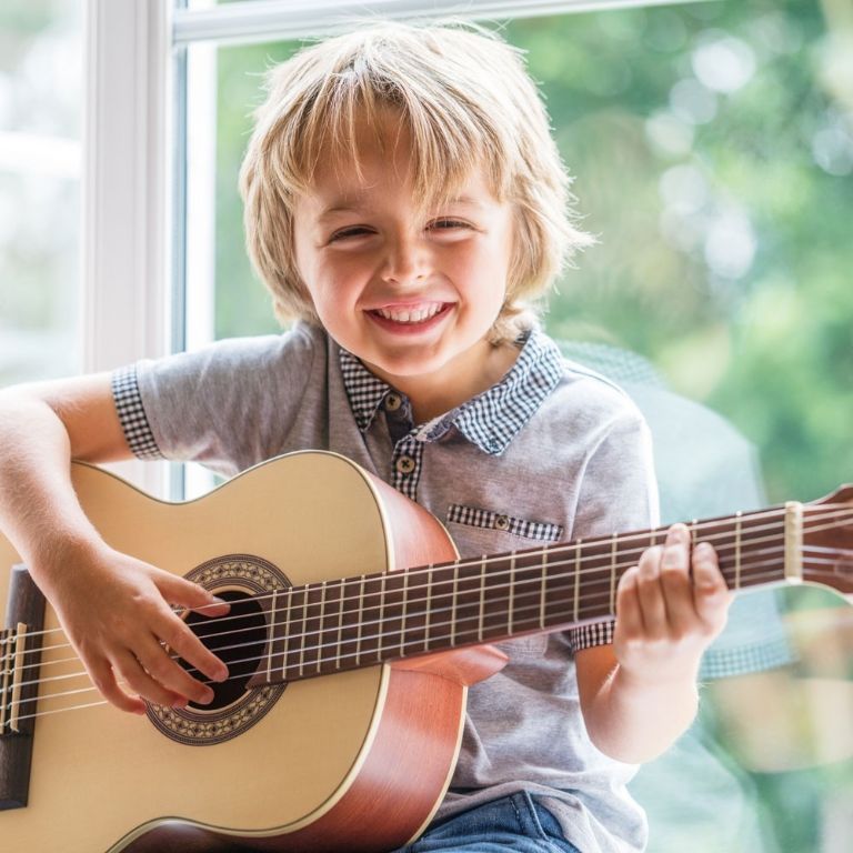 Beneficios de tocar la guitarra para niños