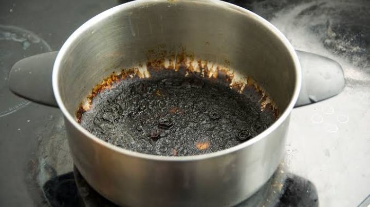 Deja de batallar con las ollas quemadas; límpialas sin esfuerzo con este método y un poco de sal