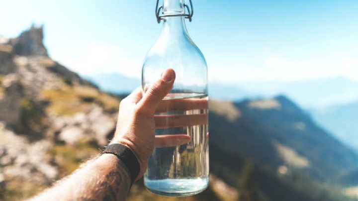 ¿Cómo limpiar tu botella de agua según su material? Descubre la técnica y frecuencia adecuadas