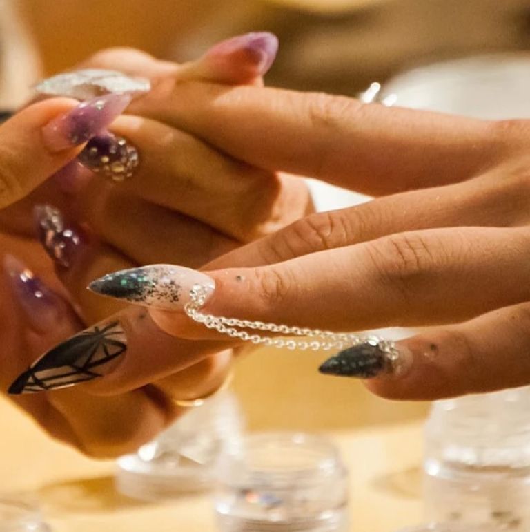 Elige la joyería que más te guste para tu 'nail piercing'