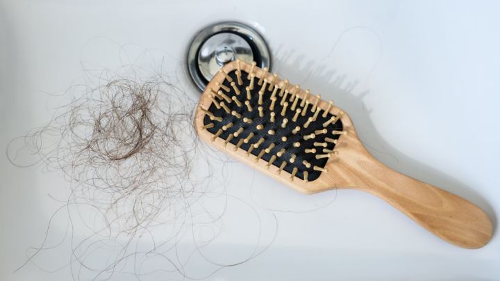 Disuelve el cabello atascado en el desagüe con un método económico; evita que el agua se estanque