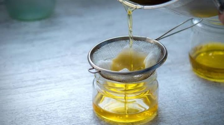 ¿Quieres reutilizar el aceite de cocina y no sabes cómo? Guía para hacerlo y dejar de contaminar