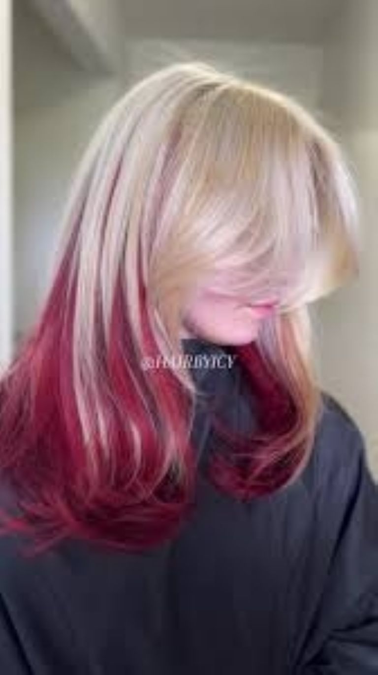 Mechas rojas 'peekaboo'