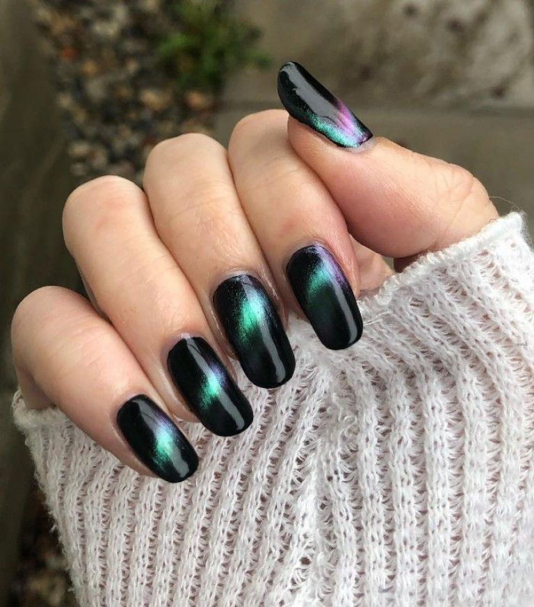 Las 'cat eye nail' combinan dos tonos y llevan una línea cromada