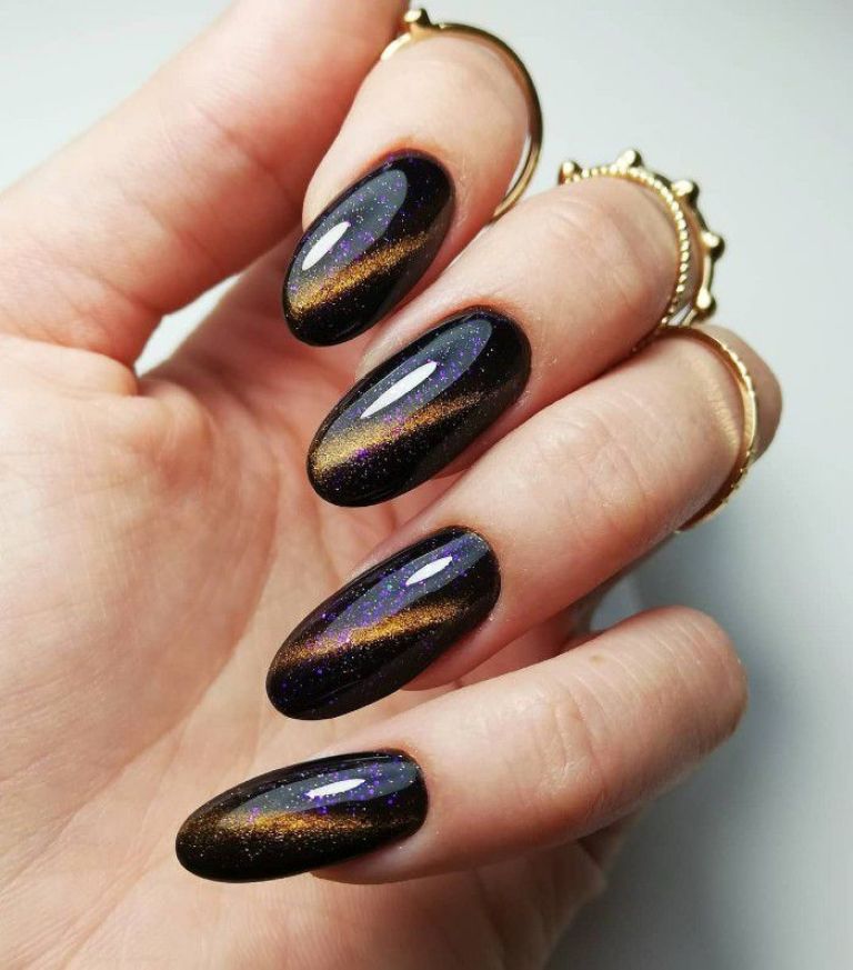 Puedes combinar los colores que más te gusten para las  'cat eye nails'