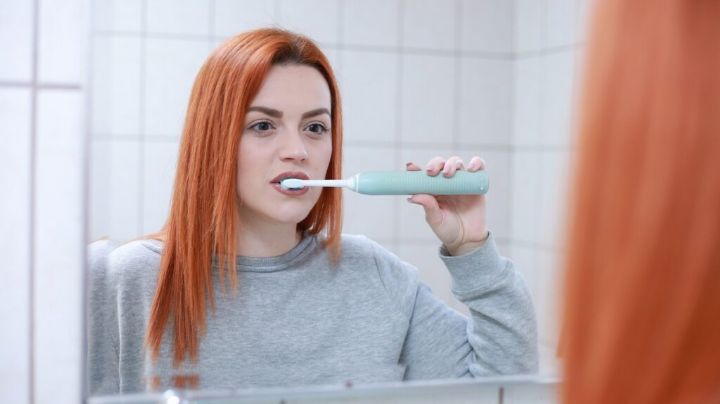 ¿Mancha de pasta dental? Esto es lo que debes hacer de inmediato para no arruinar tu ropa