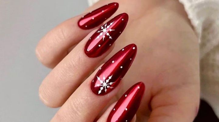 Ideas para hacer tus uñas navideñas con copos de nieve; te van a encantar