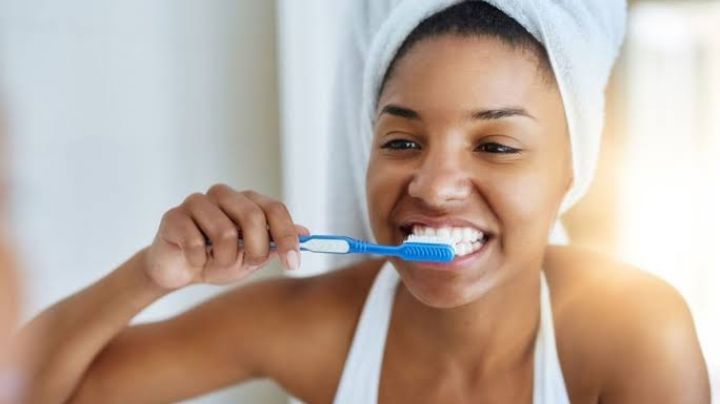 ¿Cepillarse los dientes antes o después? Te damos la respuesta