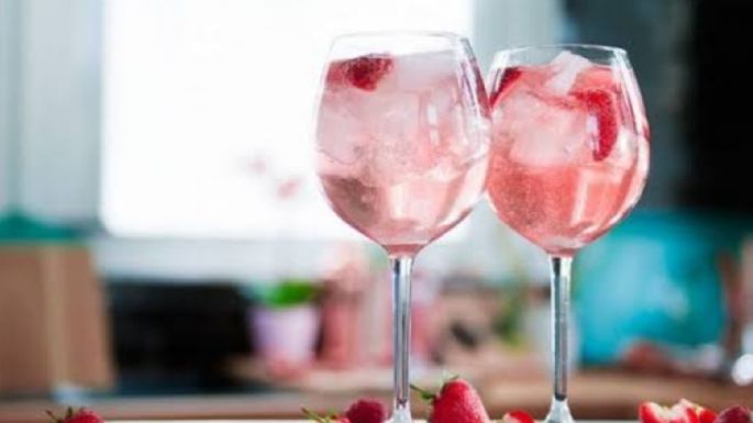 Celebra este San Valentín con estos deliciosos cócteles rosas para vivir el romance