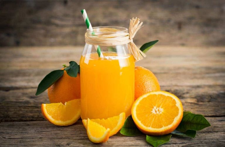 Deliciosa agua de cáscaras con naranja 