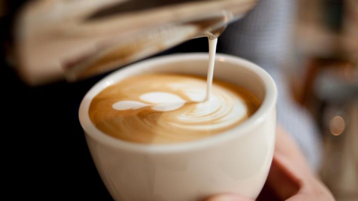 Por este motivo es mejor no ponerle leche al café, según un médico