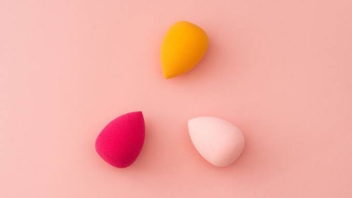 Qué aburrido: Deja de mojar la beauty blender con agua simple; mejor opta por esto