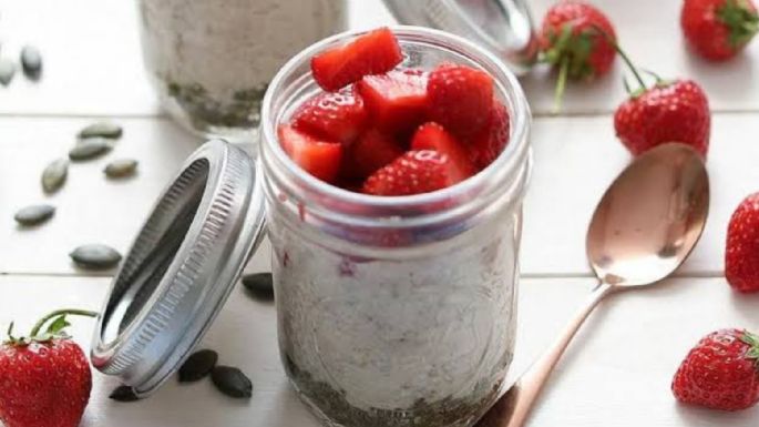 Comienza tus días con esta rico, saludable y nutritivo desayuno de avena sabor cheesecake de fresa