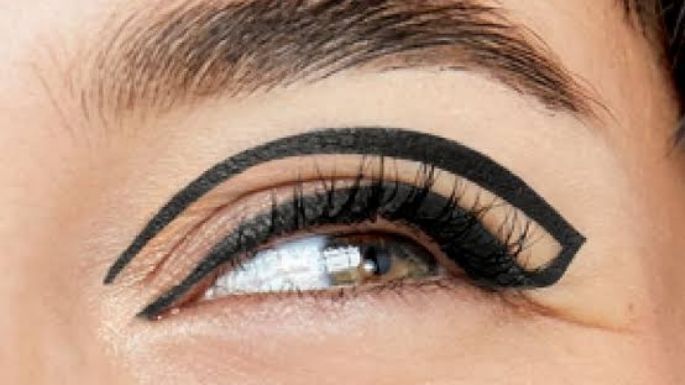 Lección de belleza: ¿Cómo llevar el lápiz delineador negro en 2023 sin que envejezca la mirada?