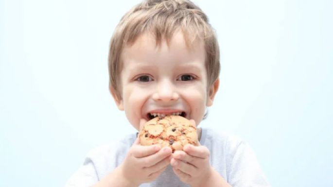 Estos son los 3 alimentos y bebidas que parecen saludables para tus hijos, pero que debes evitar