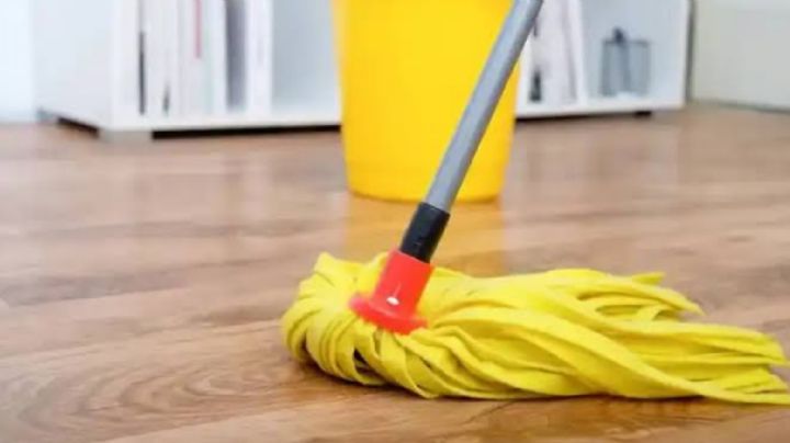 Este limpiador de pisos casero dejará tu hogar reluciente y también eliminará todas las cucarachas