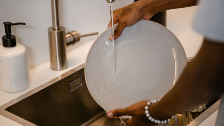 Consejos para ahorrar muchos litros de agua al lavar los trastes en casa y evitar desperdicios