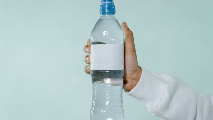 Este es el motivo por el cual no es recomendable rellenar botellas de agua no reutilizables