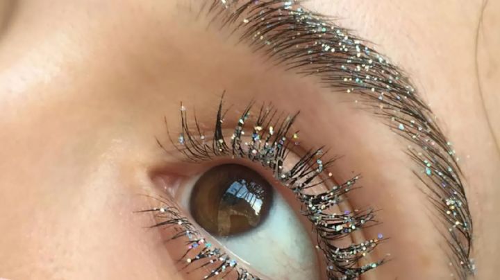 'Glitter Eyebrows': Qué es y cómo hacer la tendencia de belleza más viral de Tiktok para cejas