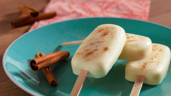 Refresca tu fin de semana con estas deliciosas paletas de hielo de arroz con leche